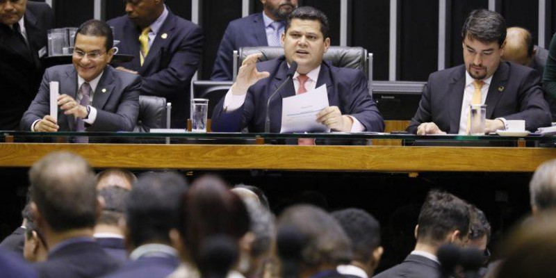 Congresso adia votação de veto sobre orçamento impositivo